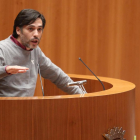 El procurador de Podemos en las Cortes Carlos Chávez, durante el pleno monográfico sobre el debate y votación de los Presupuestos Generales de la Comunidad para 2016 y proyecto de ley de Medidas Tributarias.-ICAL
