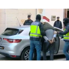 El detenido en Valladolid, Alí, de 31 años, es introducido en el cohe tras el registro en San José de Calasanz.-TVE