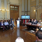 La abogada Rosa Gíl lee el manifiesto en un salón municipal de recepciones abarrotado de público-E.M