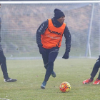 Mojica otea el panorama para dar un pase, durante el entrenamiento del martes.-Pablo Requejo
