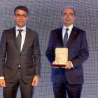 El investigador José Luis Revuelta recibe el premio de la mano de Celiano García.-J. M. LOSTAU