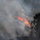 Miembros de las brigadas de extinción trabajan por apagar el incendio en la localidad de San Pedro Mallo, perteneciente al municipio de Toreno (León)-Ical