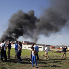 Incendio en la fábrica Composites Avanzados, en Arévalo. En la foto, trabajadores de la fábrica contemplan el incendio desde una colina cercana-Ical