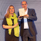 Lola Peñas entrega el premio Bankia Innovador Joven al investigador soriano Raúl Muñoz.-J. M. LOSTAU