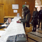 Clientes del Hotel Mozart este fin de semana en la recepción del establecimiento.-P. Requejo