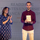 Adriana Ulibarri entrega el premio al Mejor Proyecto del Año a Enrique Hernández.-J. M. LOSTAU