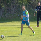 Samuel da un pase en el entrenamiento del martes-Pablo Requejo