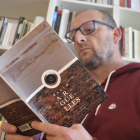 David Argüelles posa con su poemario. | E. M