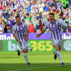 Waldo celebra el tanto anotado junto a Guardiola.-J.M. LOSTAU