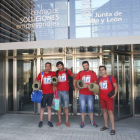 Los trabajadores de Itevelesa salen del edificio ADE Parques Tecnológicos y Empresariales de Castilla y León, en Arroyo de la Encomienda (Valladolid)-Ical