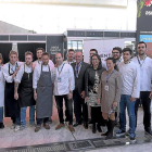 El presidente de la Diputación de Valladolid, Jesus Julio Carnero, en el centro, junto al cocinero Miguel Ángel de la Cruz y alumnos de la Escuela Internacional de Cocina de Valladolid.-ICAL