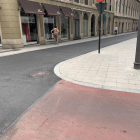 La calle Veinte de Febrero de Valladolid, con el pavimento de aglomerado negro tras retirarse la capa de acabado en color rojo. - E. PRESS