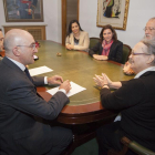 El presidente de la Diputación de Valladolid, Jesús Julio Carnero, recibe a la responsable de la Fundación Vicente Ferrer y viuda del fundador, Anna Ferrer-Ical