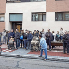 Los vecinos se arremolinaron en torno al piso registrado en General Shelly.-M.A. SANTOS / PABLO REQUEJO