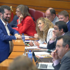 Luis Tudanca habla con miembros de su Grupo en el Pleno de ayer.-ICAL