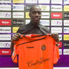 Bruno Varela muestra su nueva camiseta durante su presentación.-Pablo Requejo