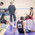 Iñaki Martín, de pie en el centro, conversa con Gayubo, Jonatan, Davichu e Izquierdo en el entrenamiento-Miguel.Á. Santos