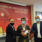 Antonio Rodríguez, secretario de REA; Francisco Menéndez, secretario general de FCYLF; y Fernando Calvo, director de la Fundación Valores del Fútbol. / E.M.