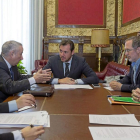 Puente, Saravia y Gato  escuchan al representante de Adif durante la reunión celebrada en el Ayuntamiento.-Miguel Ángel Santos