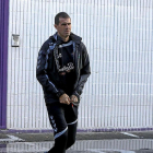 Gaizka Garitano sale de los vestuarios rumbo a los Campos Anexos, ayer.-Balcaza