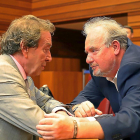 El secretario general del PSOE, Francisco Martín, saluda al consejero de Presidencia,  José Antonio de Santiago Juárez .-ICAL