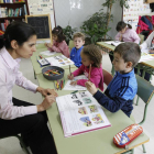 Diana trabaja con Rubén (d), Ane, Saúl y Cecilia, en la primera fila y Ángela (d) y Carla, en los pupitres de detrás, en el colegio de Rodilana. -J. M. Lostau