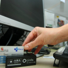 Un profesional sanitario utiliza la tarjeta sanitaria para una receta electrónica gestionada por Medora.-ICAL