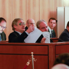 Acusados en el ‘Caso PGOU’ durante una de las sesiones del juicio que se celebró en octubre en la Audiencia.-J.M. LOSTAU