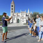 Turistas inmortalizan su visita a Valladolid con una foto ante la Iglesia de la Antigua.-J.M. LOSTAU