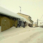 Una calle del municipio abulense de Solana de Rioalmar, uno de los pueblos incomunicados por las intensas nevadas.-EL MUNDO