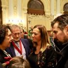 La delegada del Gobierno, Virginia Barcones y el secretario regional del Psoe, Luis Tudanca, dan el pésame a la viuda en la capilla ardiente de Tomás Rodríguez Bolaños en el Ayuntamiento de Valladolid.-ICAL