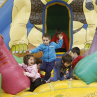 Cuatro niños disfrutaron ayer en uno de los hinchables instalados en la Feria, en una nueva edición de Navival.-J.M.LOSTAU