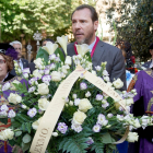 El alcalde de Valladolid, Óscar Puente, realiza una ofrenda floral durante la celebración de San Pedro Regalado.- ICAL