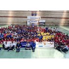Foto de familia de los más de 400 jugadores y técnicos que participaron en el XXXDía delMinivoley.-MARIANO GONZÁLEZ
