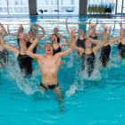 El equipo nacional júnior de natación artística entrena en Río Esgueva. / J. M. LOSTAU