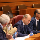 Luis Fuentes y procuradores de Ciudadanos durante el discurso del presidente de la Junta, Juan Vicente Herrera, en el Debate de política general en las Cortes.-ICAL