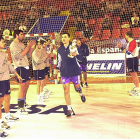 Cangas, próximo rival del recoletas en Liga, hace el pasillo de campeón de la Copa Asobal al desaparecido BM Valladolid hace 22 años. / J. M. LOSTAU