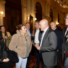 El presidente de la Diputación, Jesús Julio Carnero, acompañado del portavoz municipal popular Jose Antonio Bermejo conversan con la alcaldesa de Medina del Campo, Teresa López junto a la delegada de Gobierno, Virginia Barcones.-ICAL