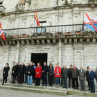 Responsables del gobierno municipal de Ponferrada junto a los representantesde las diferentes hermandades de la ciudad, guardan un minuto de silencio por las víctimas del atentado de Bruselas.-ICAL