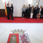 Herrera y De Santiago-Juárez se funden en un abrazo, en presencia del resto de consejeros-ICAL