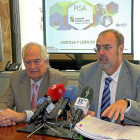Fernando Rey, a la derecha, acompañado del delegado de la Junta, en León, Guillermo García.-ICAL