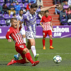 Morcillo intenta frenar el avance de Mata.-J. M. LOSTAU