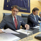 El consejero Suárez-Quiñones repasa sus apuntes antes de que el presidente de la Comisión abra la sesión.-Ical