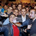 Rivera, ‘acorralado’ por simpatizantes de Ciudadanos, ‘a la caza’ de un ‘selfie’, ayer, en un hotel de Valladolid.-J.M. Lostau