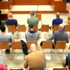 Los acusados en el segundo día del juicio por las supuestas filtraciones en las oposiciones a bombero-conductor en la Diputación de Valladolid. - E. PRESS