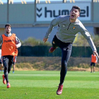 Waldo intenta llegar en el entrenamiento de ayer a un balón.-RVCF