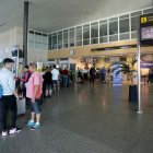 Pasajeros esperando para facturar en el aeropuerto de Villanubla-ICAL