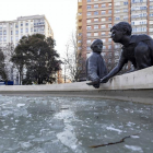 Fuente congelada de la plaza de Poniente en la capital vallisoletana. PABLO REQUEJO / PHOTOGENIC