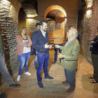 Luis Tudanca conversa con Jesús Yllera, en el transcurso de la visita que realizó a la bodega de Rueda .-ICAL
