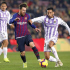 El blanquivioleta Anuar impide el control de balón del azulgrana Messi, ante la mirada de Ünal.-ALBERT GEA / REUTERS